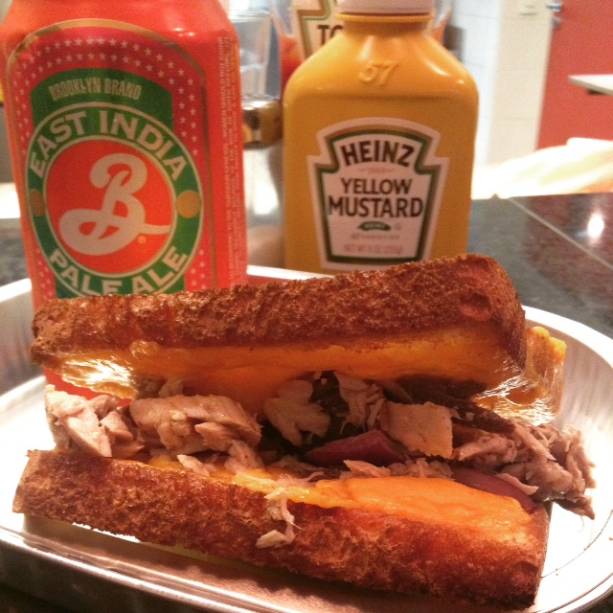 Tuna Cheddar - Pão de forma, Atum fresco, Cheddar inglês e Cebola roxa Tuna Cheddar - Pão de forma, Atum fresco, Cheddar inglês e Cebola roxa