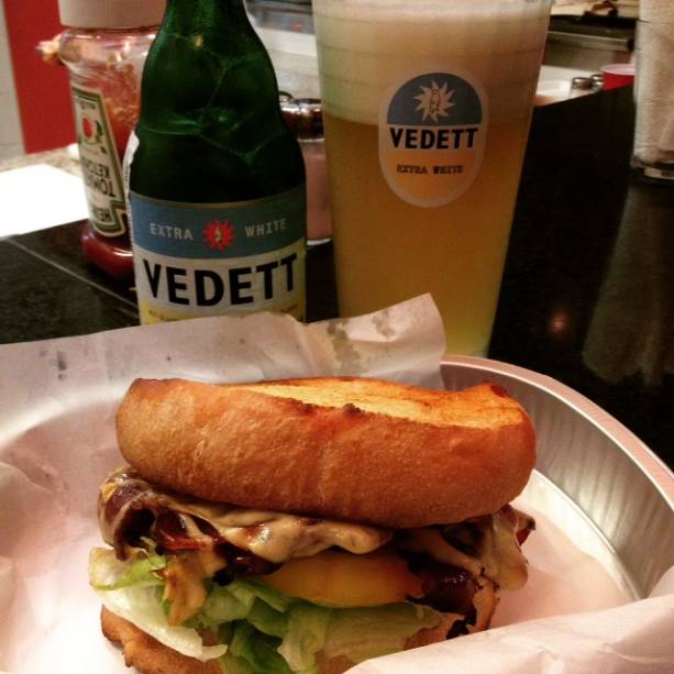 Pão Italiano, Bacon da casa, Alface, Tomate, Queijo e Maionese Pão Italiano, Bacon da casa, Alface, Tomate, Queijo e Maionese