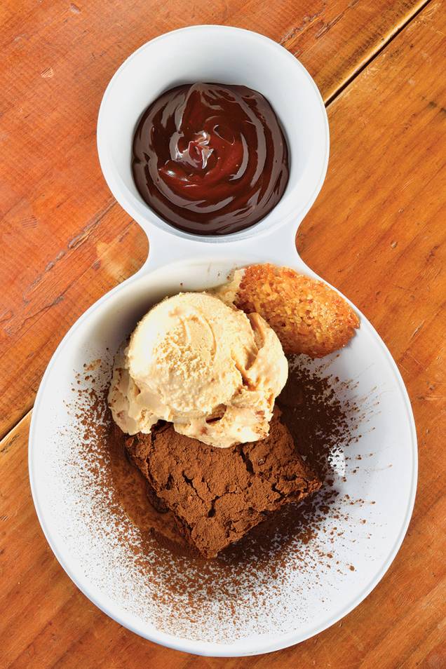 Brownie de chocolate com sorvete e ganache Brownie de chocolate com sorvete e ganache