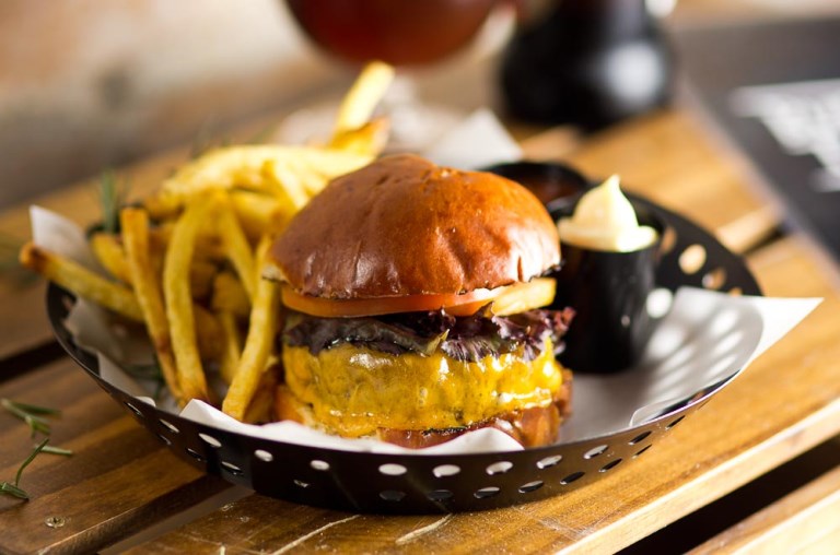 Uma das versões do sanduíche: na companhia de fritas Uma das versões do sanduíche: na companhia de fritas