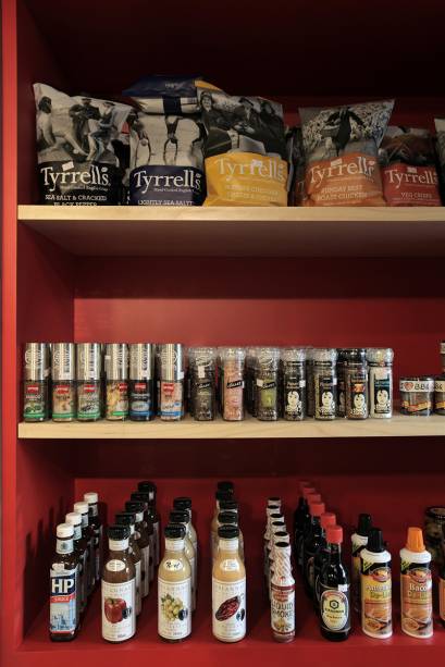 Nas prateleiras do açougue, há salgadinhos e outros molhos prontos para churrasco Nas prateleiras do açougue, há salgadinhos e outros molhos prontos para churrasco