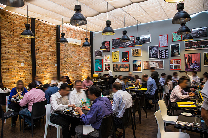 No salão moderninho funcionam restaurante, rotisseria, loja de vinhos, café e wine-bar No salão moderninho funcionam restaurante, rotisseria, loja de vinhos, café e wine-bar