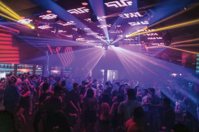 Pista animada: ao som de EDM, R&B e funk Pista animada: ao som de EDM, R&B e funk