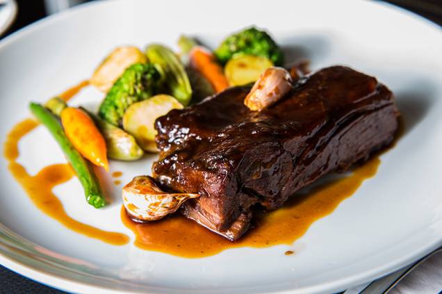 Lentamente assado, o cabrito vai para a panela para ser cozido e ganha a companhia de legumes ao forno Lentamente assado, o cabrito vai para a panela para ser cozido e ganha a companhia de legumes ao forno