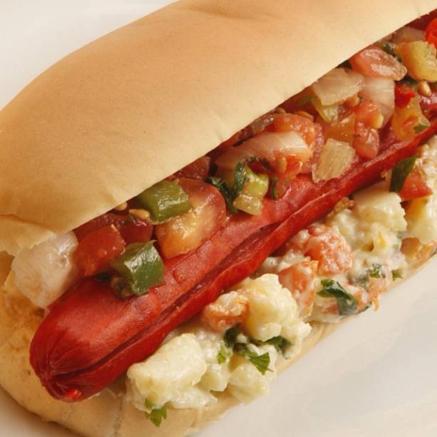 Hot Dog do Burdog: preparado com salsicha especial, vinagrete e salada russa Hot Dog do Burdog: preparado com salsicha especial, vinagrete e salada russa