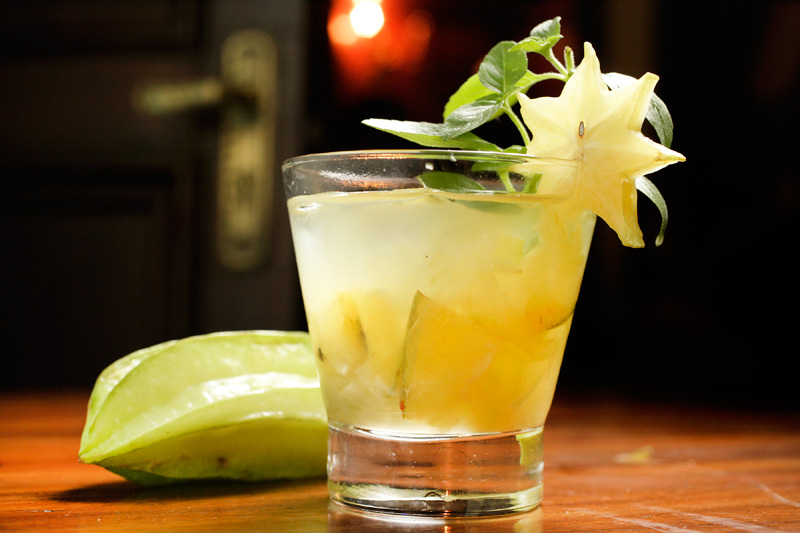 caipirinha-de-carambola-com-manjericao.jpeg