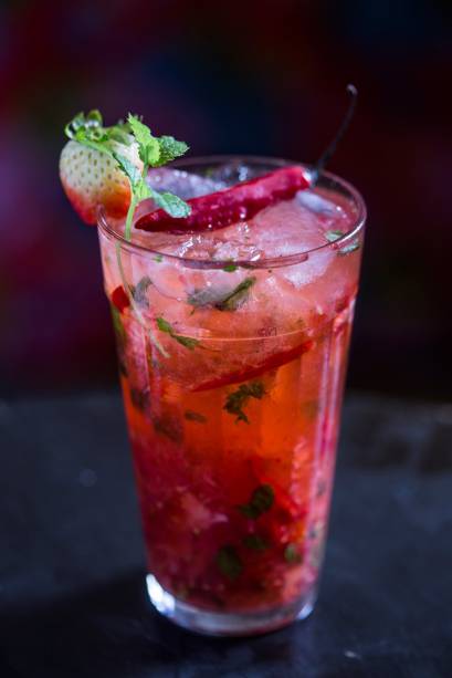Caipirinha de morango com hortelã Caipirinha de morango com hortelã