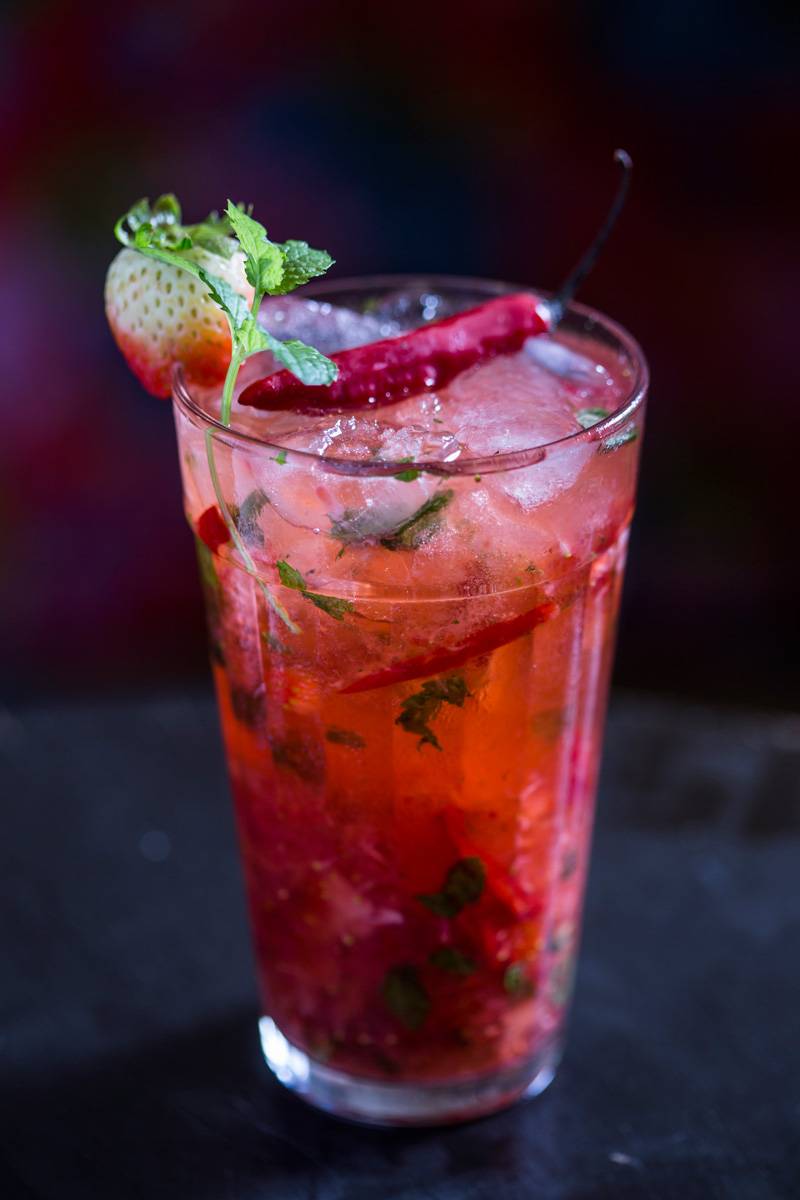 Caipirinha de morango com hortelã Caipirinha de morango com hortelã