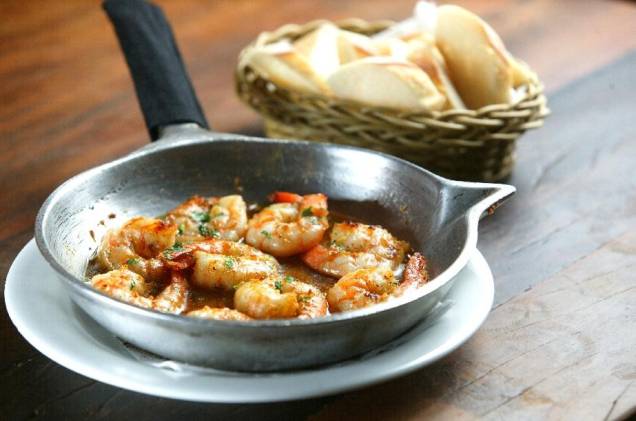 Gambas al ajillo da Adega Santiago: camarão ao azeite, alho e pimenta-vermelha Gambas al ajillo da Adega Santiago: camarão ao azeite, alho e pimenta-vermelha