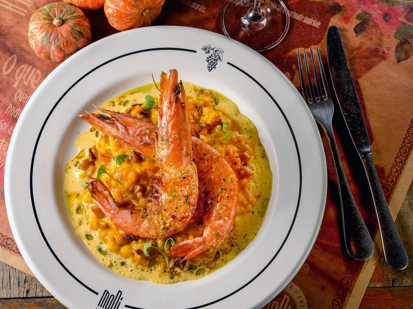 Camarões grelhados: crustáceos vem sobre risoto de abóbora Camarões grelhados: crustáceos vem sobre risoto de abóbora