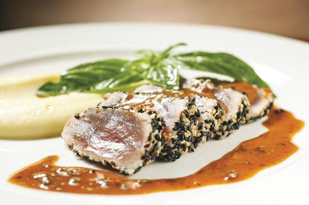 Atum em crosta de gergelim com purê Atum em crosta de gergelim com purê