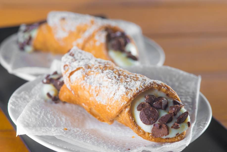 Os cannoli ao estilo siciliano têm massa crocante e recheio levinho Os cannoli ao estilo siciliano têm massa crocante e recheio levinho