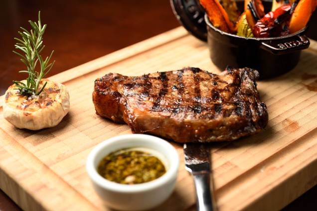 Bife ancho com vegetais grelhados Bife ancho com vegetais grelhados