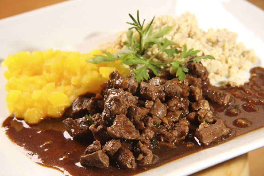 Picadinho ensopado em cerveja preta com farofa de banana-nanica e purê de mandioquinha Picadinho ensopado em cerveja preta com farofa de banana-nanica e purê de mandioquinha