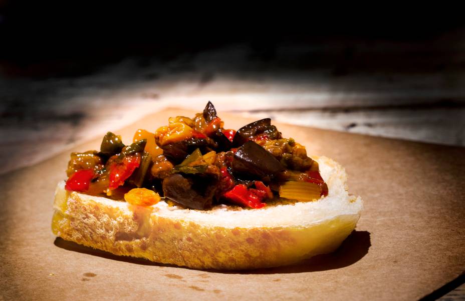 Pasquale: Caponata leva berinjela, salsão, alcaparra, pimentão, azeitona, uva passa e temperos Pasquale: Caponata leva berinjela, salsão, alcaparra, pimentão, azeitona, uva passa e temperos