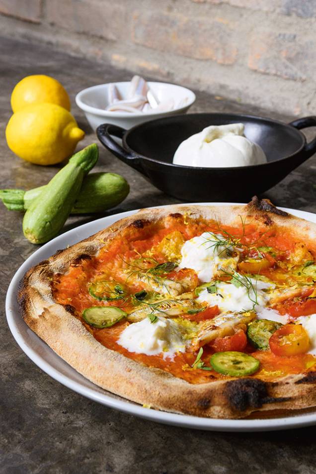 Litoral: manjubinha, burrata, abobrinha e tomate-cereja. Litoral: manjubinha, burrata, abobrinha e tomate-cereja.