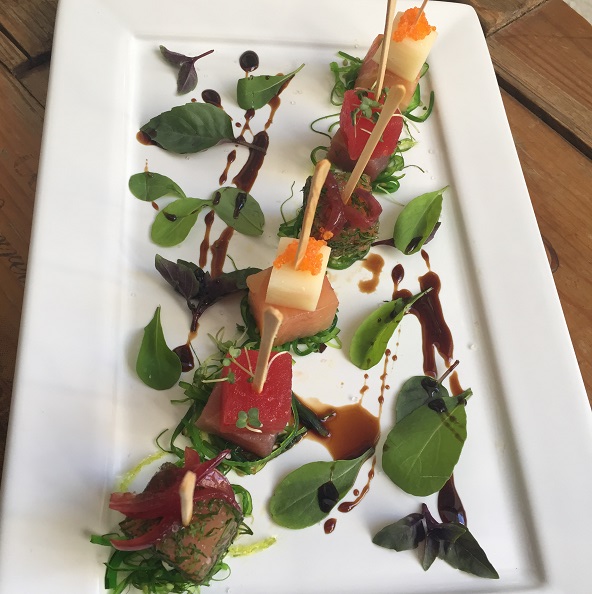 Moqueca de filet de namorado, farofa de nirá, purê de abóbora Moqueca de filet de namorado, farofa de nirá, purê de abóbora