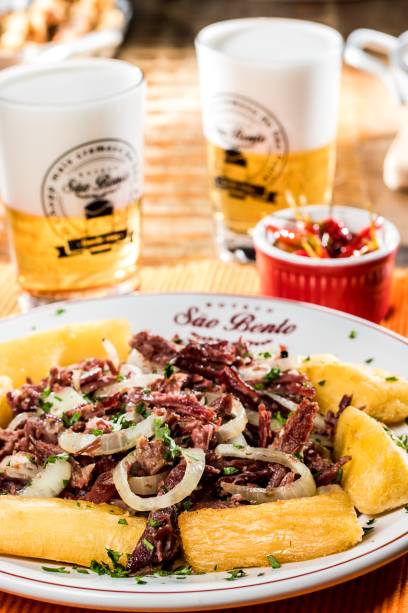 Carne seca acebolada: pedida no São Bento é puxada na manteiga de garrafa e acompanhada por mandioca Carne seca acebolada: pedida no São Bento é puxada na manteiga de garrafa e acompanhada por mandioca