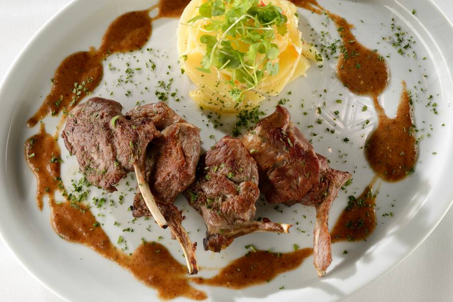 Carré de cordeiro com molho de ameixa e batata gratinada Carré de cordeiro com molho de ameixa e batata gratinada