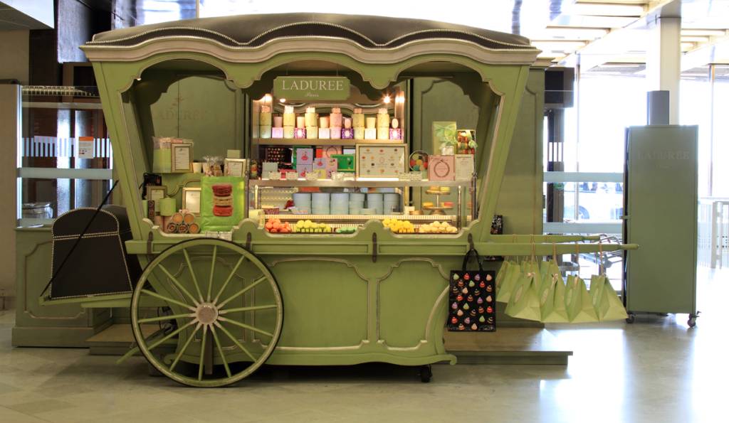em>Carrosse</em>: uma carruagem de inspiração francesa vende os famosos macarons da marca no Shopping Cidade Jardim em>Carrosse</em>: uma carruagem de inspiração francesa vende os famosos macarons da marca no Shopping Cidade Jardim