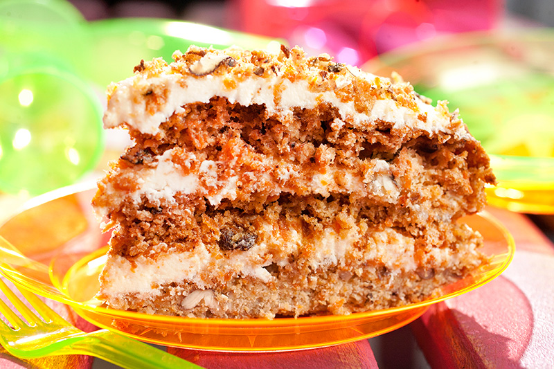 Carrot cake: lascas fininhas de cenoura com creme de manteiga entre as camadas e marshmallow