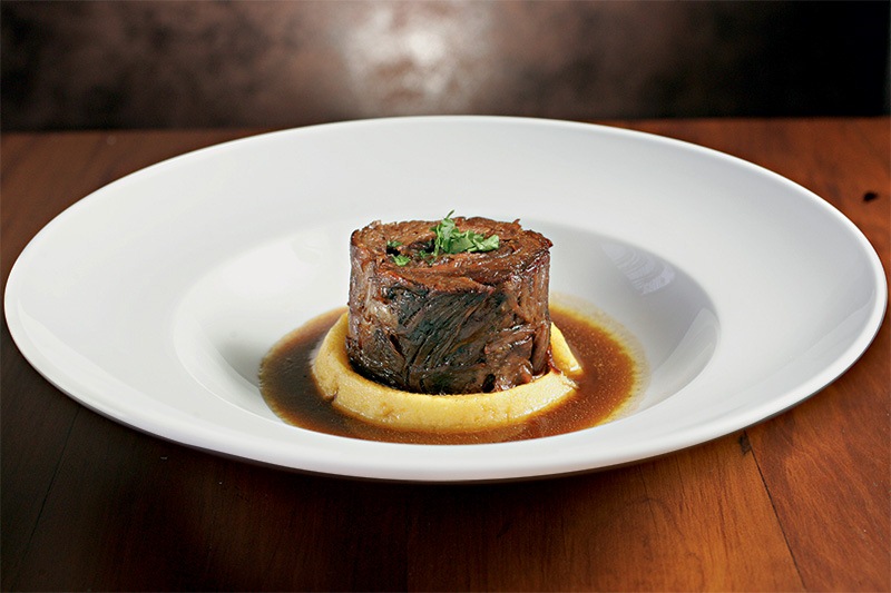 Paleta de cordeiro sobre polenta, da Casa Santo Antônio Paleta de cordeiro sobre polenta, da Casa Santo Antônio