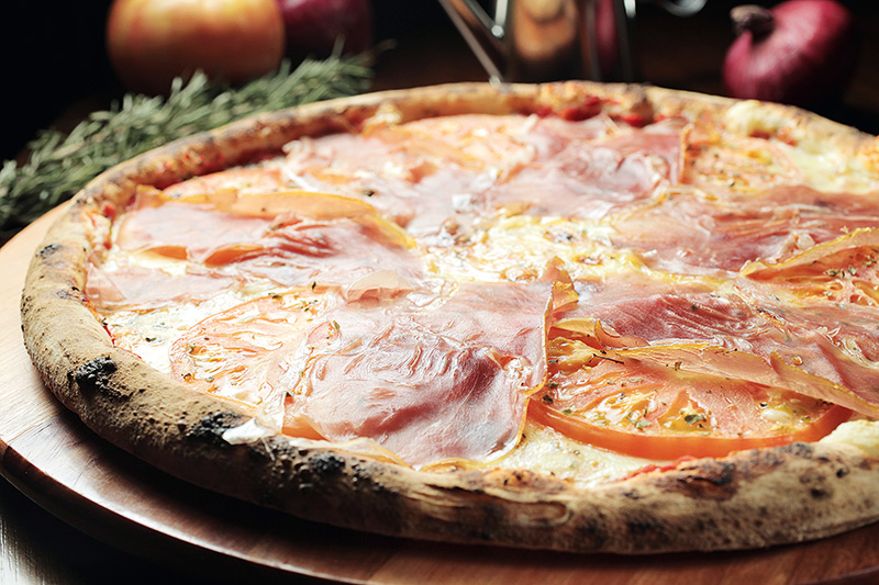 Combinação de mussarela de búfala, tomate-caqui e presunto cru Combinação de mussarela de búfala, tomate-caqui e presunto cru