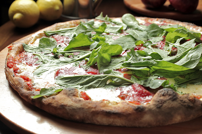 Sorpresa: combinação de salame espanhol, mussarela, rúcula e limão-siciliano Sorpresa: combinação de salame espanhol, mussarela, rúcula e limão-siciliano