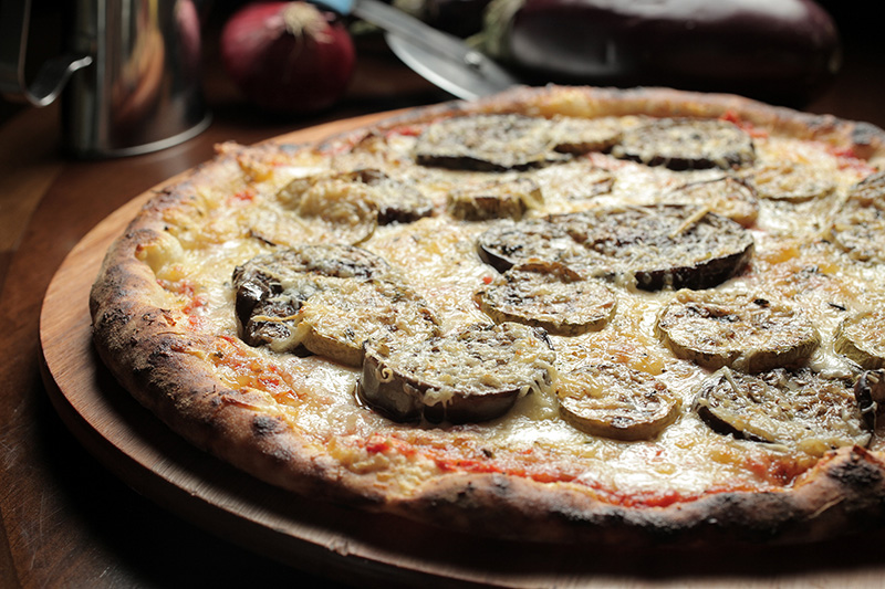 A cobertura da nona leva queijo emmental, parmesão, berinjela e abobrinha A cobertura da nona leva queijo emmental, parmesão, berinjela e abobrinha