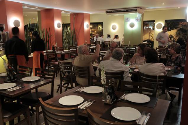 O salão da agradável pizzaria O salão da agradável pizzaria