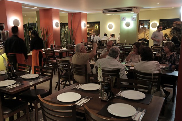 O salão da agradável pizzaria O salão da agradável pizzaria