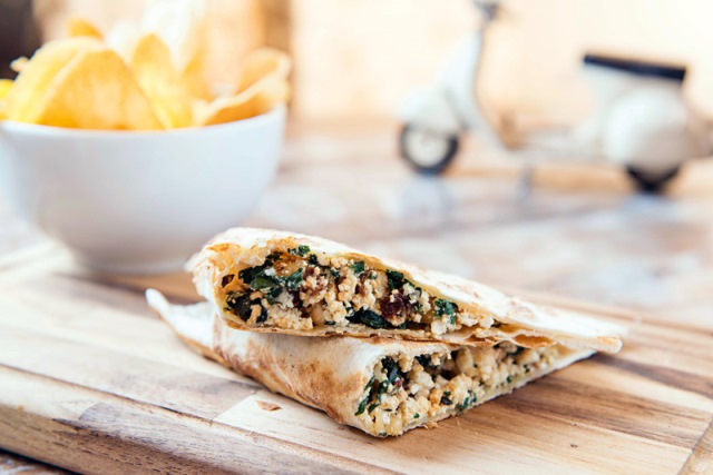 Cassone: combina ricota, espinafre, nozes e uvas-passas Cassone: combina ricota, espinafre, nozes e uvas-passas