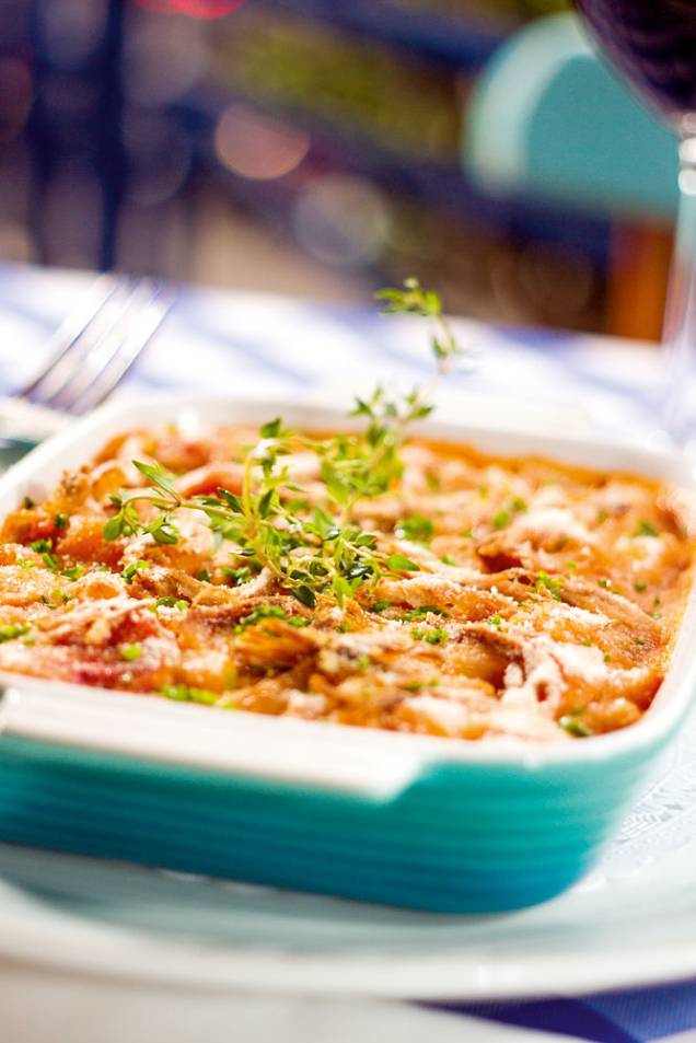 Cassoulet: feijão-branco durinho com joelho de porco, linguiça toscana, paio e pato desfiado Cassoulet: feijão-branco durinho com joelho de porco, linguiça toscana, paio e pato desfiado