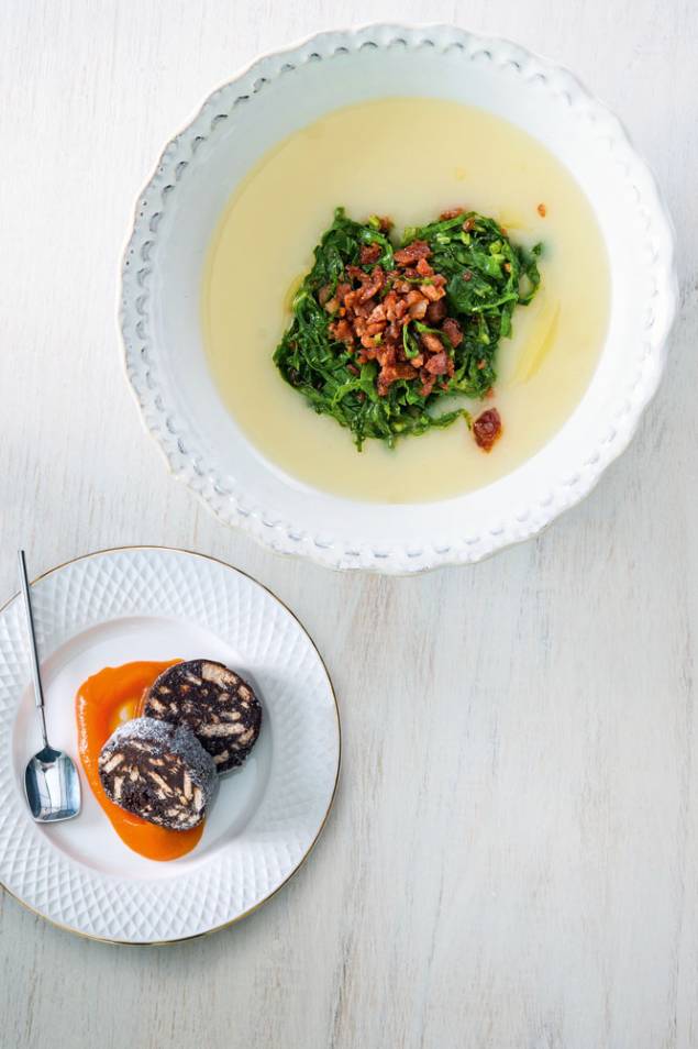 Caldo verde, um creme sedoso de batata com couve e bacon e Salame de chocolate, servido com creme de cenoura, maracujá e laranja Caldo verde, um creme sedoso de batata com couve e bacon e Salame de chocolate, servido com creme de cenoura, maracujá e laranja