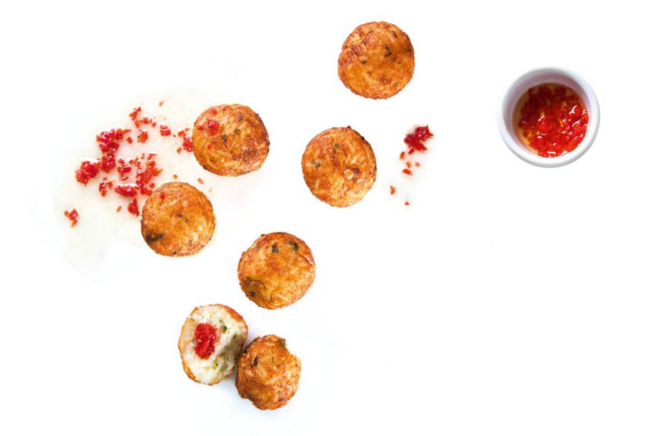 O bolinho de arroz leva queijos parmesão, mussarela e meia cura O bolinho de arroz leva queijos parmesão, mussarela e meia cura