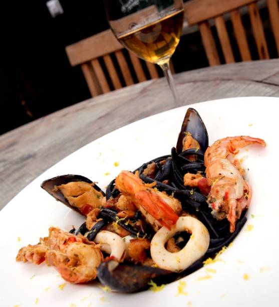 Linguini negro com frutos do mar ao perfume de limão siciliano Linguini negro com frutos do mar ao perfume de limão siciliano