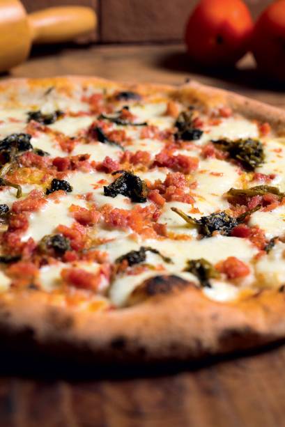 Friarielli: folhas de brócolis, linguiça, mussarela e parmesão Friarielli: folhas de brócolis, linguiça, mussarela e parmesão