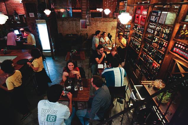 Prateleiras repletas de garrafas do Cerveja Gourmet: a carta dá destaque à produção das microcervejarias nacionais Prateleiras repletas de garrafas do Cerveja Gourmet: a carta dá destaque à produção das microcervejarias nacionais
