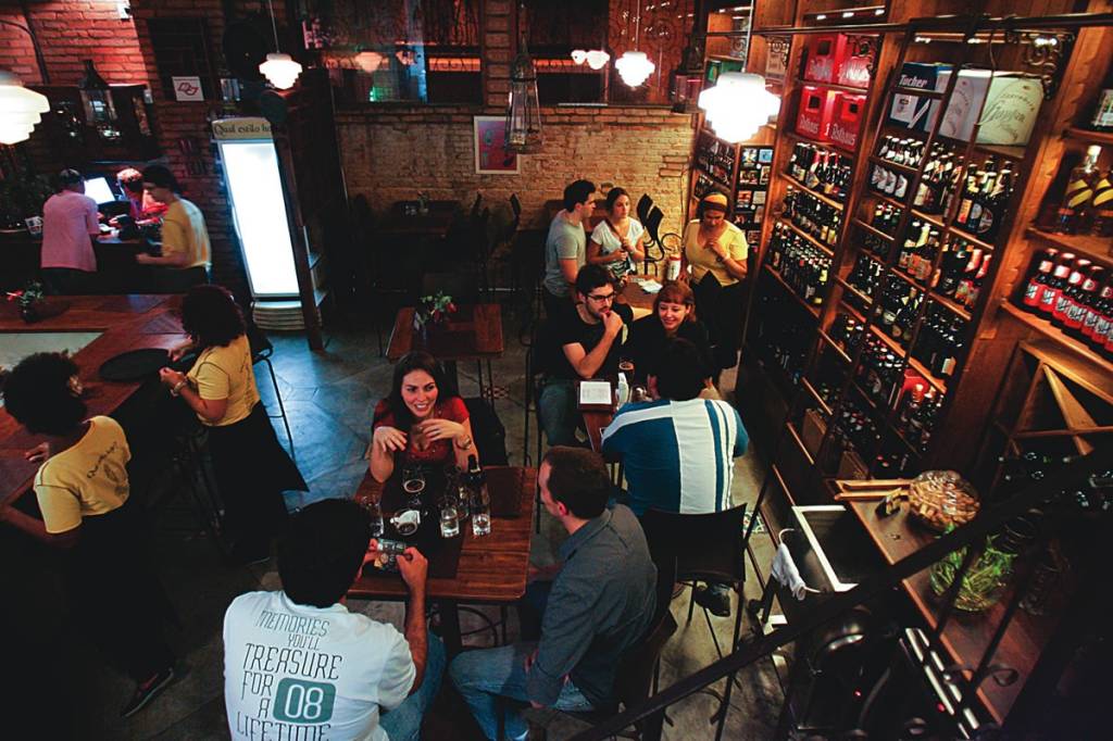 Prateleiras repletas de garrafas do Cerveja Gourmet: a carta dá destaque à produção das microcervejarias nacionais Prateleiras repletas de garrafas do Cerveja Gourmet: a carta dá destaque à produção das microcervejarias nacionais