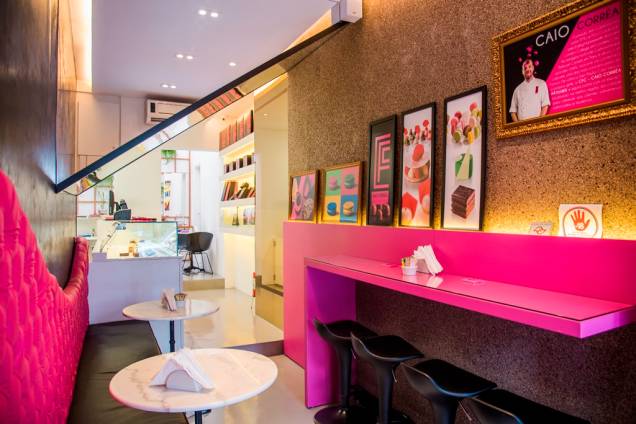 Pautada em tons de rosa, a decoração do espaço remete às pâtisseries francesas Pautada em tons de rosa, a decoração do espaço remete às pâtisseries francesas