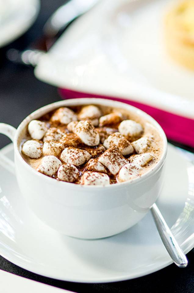 Chocolate quente cremoso com pedaços de marshmallow Chocolate quente cremoso com pedaços de marshmallow