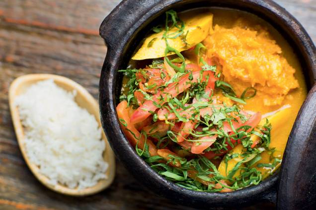 Moqueca colorida por urucum Moqueca colorida por urucum