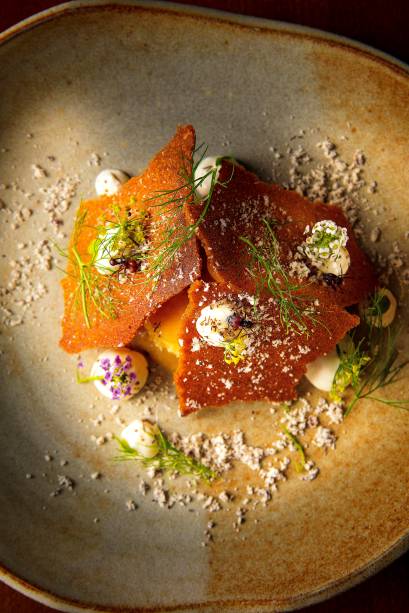 Goiabada de goiaba branca, bolo de fubá, tela de erva-doce, flores comestíveis e formiga saúva de sabor capim-limão Goiabada de goiaba branca, bolo de fubá, tela de erva-doce, flores comestíveis e formiga saúva de sabor capim-limão