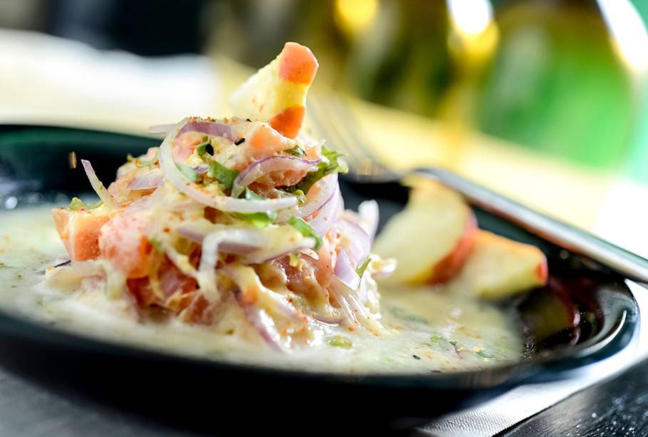 Festival de Ceviches: cubos de salmão marinado em leite de tigre de caju e temperado com pimenta-de-cheiro Festival de Ceviches: cubos de salmão marinado em leite de tigre de caju e temperado com pimenta-de-cheiro