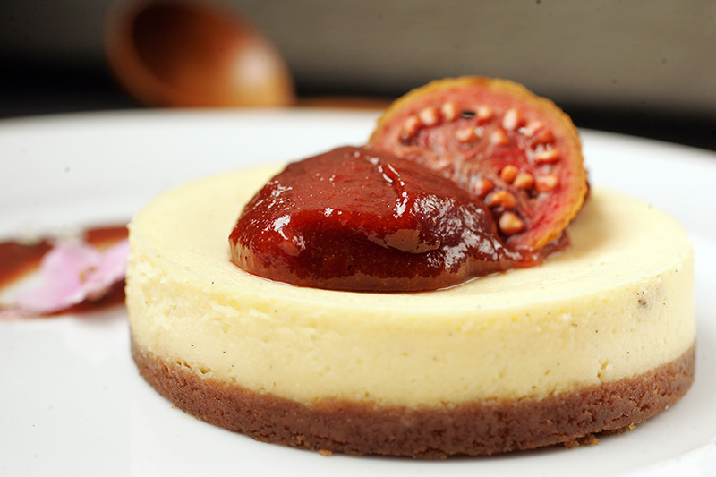 Na sobremesa, a cheesecake leva cobertura de calda de goiabada Na sobremesa, a cheesecake leva cobertura de calda de goiabada