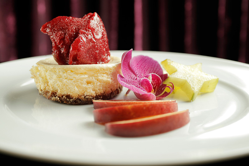 A cheesecake ganha uma versão de limão-siciliano e recebe a companhia de sorbet de ameixa A cheesecake ganha uma versão de limão-siciliano e recebe a companhia de sorbet de ameixa