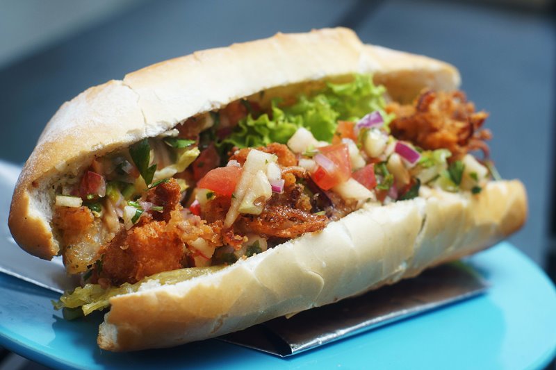 A chef Daniela França Pinto, do Cordel Gastronômico, faz o sanduíche Poboy (R$ 20,00), que leva lula crispy, camarão, vinagrete de maçã, molho tártaro e folhas verdes