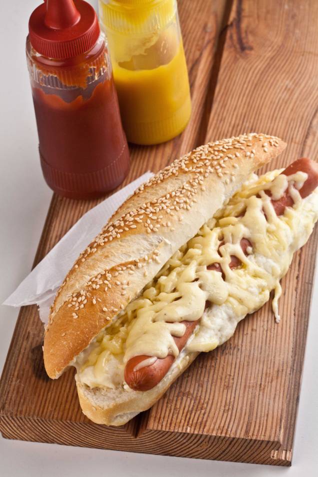 Hot-dog à la française, do chef Raphael Despirite: enriquecido por molho bechamel e queijo emmental Hot-dog à la française, do chef Raphael Despirite: enriquecido por molho bechamel e queijo emmental