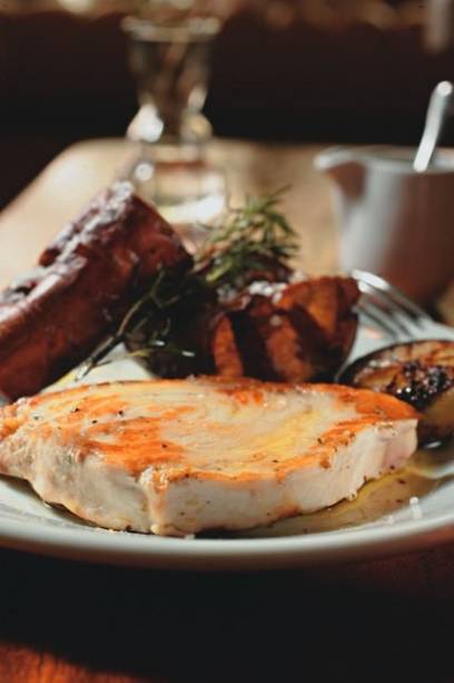 Atum branco com limão-taiti queimado e batata-doce ao murro Atum branco com limão-taiti queimado e batata-doce ao murro