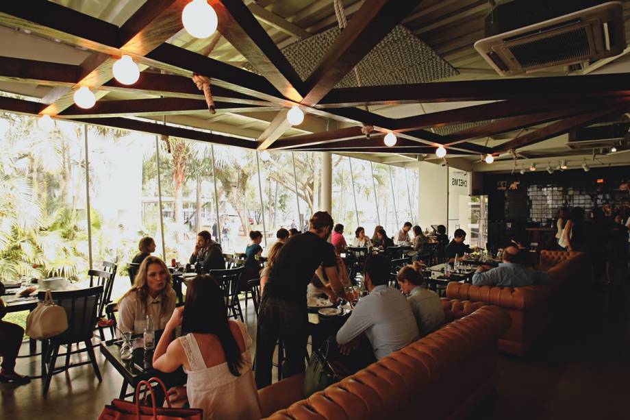 Salão concorrido: públicos diferentes no almoço e no jantar Salão concorrido: públicos diferentes no almoço e no jantar